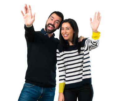 Beyaz arka plan üzerinde selamlayan çift