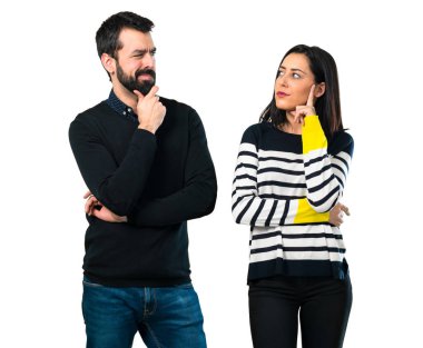 Beyaz arka plan üzerinde çift düşünme