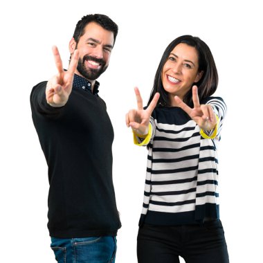 Beyaz arka plan üzerinde çift yapım zafer jest