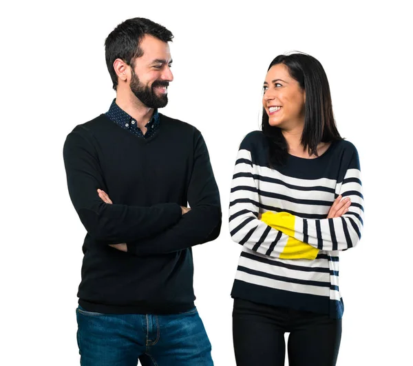 Casal Com Braços Cruzados Olhando Juntos Fundo Branco — Fotografia de Stock