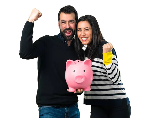 Pareja Sosteniendo Piggybank Sobre Fondo Blanco —  Fotos de Stock