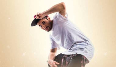 Dansçı adam koyu sarı zemin üzerine