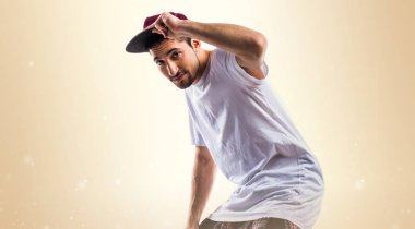 Koyu sarı zemin üzerine kentsel dansçı