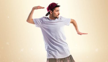 Sokak dansı üzerinde koyu sarı arka plan dans erkek