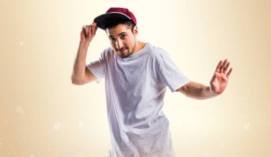 Koyu sarı zemin üzerine kentsel dansçı