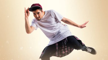 Dansçı adam koyu sarı zemin üzerine