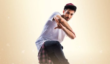 Koyu sarı zemin üzerine kentsel dansçı