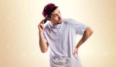 Sokak dansı üzerinde koyu sarı arka plan dans erkek