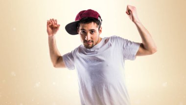 Dansçı adam koyu sarı zemin üzerine