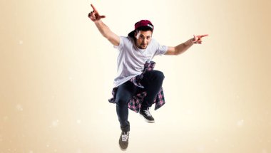 Sokak dansı üzerinde koyu sarı arka plan dans erkek