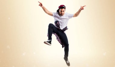 Koyu sarı zemin üzerine kentsel dansçı