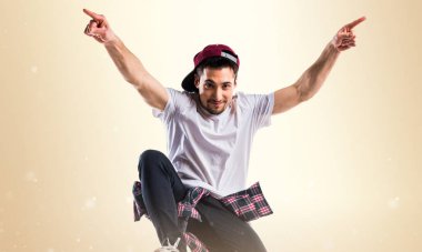 Koyu sarı zemin üzerine kentsel dansçı