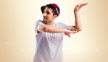 Koyu sarı zemin üzerine kentsel dansçı