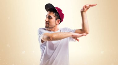 Dansçı adam koyu sarı zemin üzerine