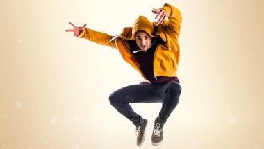 Sokak dansı üzerinde koyu sarı arka plan dans erkek