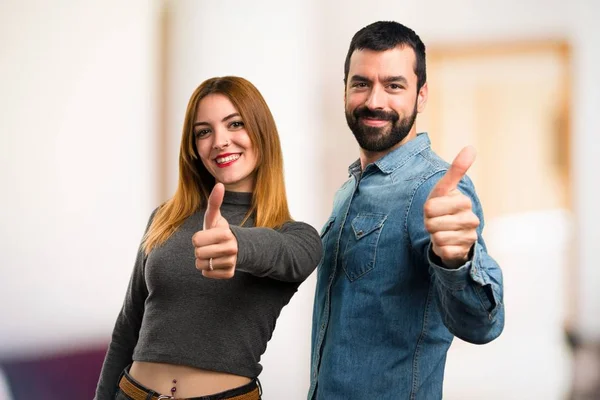 Homem Mulher Com Polegar Para Cima Fundo Desfocado — Fotografia de Stock