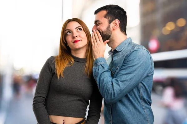 Hombre Mujer Susurrando Algo Sobre Fondo Desenfocado — Foto de Stock