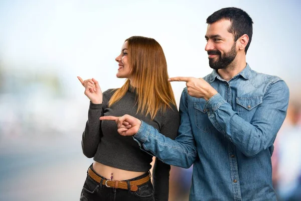 Man Woman Pointing Lateral Unfocused Background — Stock Photo, Image