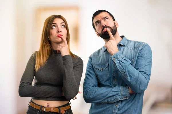 Mann Und Frau Denken Über Unfokussierten Hintergrund Nach — Stockfoto