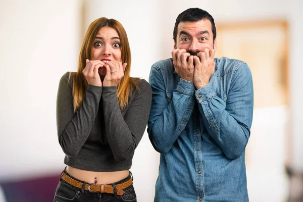 Homem Mulher Assustados Pano Fundo Desfocado — Fotografia de Stock