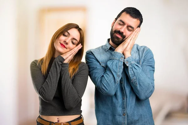 Homem Mulher Fazendo Gesto Sono Fundo Desfocado — Fotografia de Stock