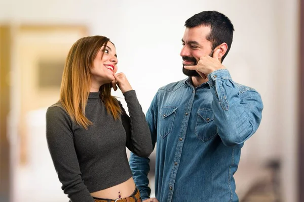 Hombre Mujer Haciendo Gesto Telefónico Sobre Fondo Desenfocado — Foto de Stock