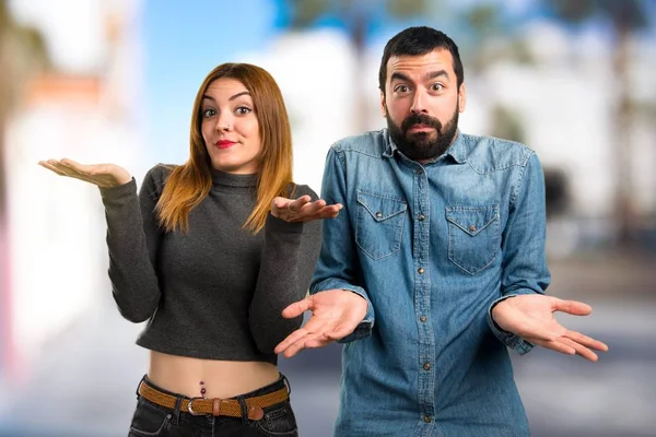 Mann Und Frau Machen Unwichtige Geste Vor Unkonzentriertem Hintergrund — Stockfoto