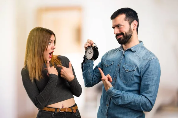 Hombre Mujer Sosteniendo Reloj Vintage Sobre Fondo Desenfocado — Foto de Stock