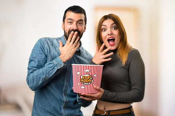 Man Och Kvinna Äta Popcorns Ofokuserat Bakgrund — Stockfoto