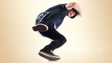 Koyu sarı zemin üzerine kentsel dansçı