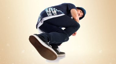 Koyu sarı zemin üzerine kentsel dansçı