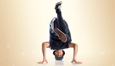 Sokak dansı üzerinde koyu sarı arka plan dans erkek