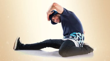 Dansçı adam koyu sarı zemin üzerine