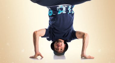 Sokak dansı üzerinde koyu sarı arka plan dans erkek