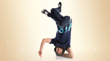 Koyu sarı zemin üzerine kentsel dansçı