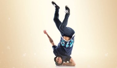 Sokak dansı üzerinde koyu sarı arka plan dans erkek