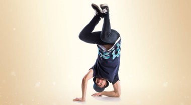 Sokak dansı üzerinde koyu sarı arka plan dans erkek