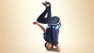 Koyu sarı zemin üzerine kentsel dansçı