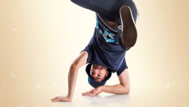 Dansçı adam koyu sarı zemin üzerine