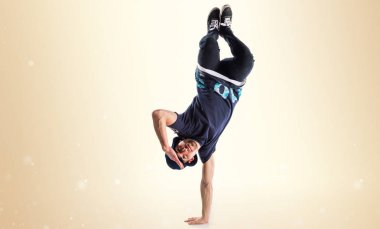 Koyu sarı zemin üzerine kentsel dansçı