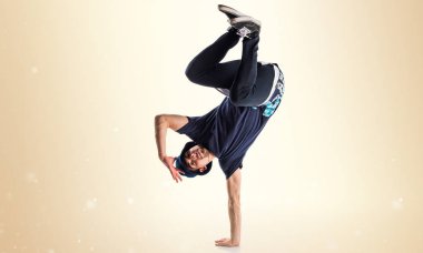 Dansçı adam koyu sarı zemin üzerine