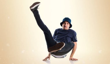 Koyu sarı zemin üzerine kentsel dansçı