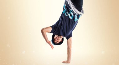 Sokak dansı üzerinde koyu sarı arka plan dans erkek