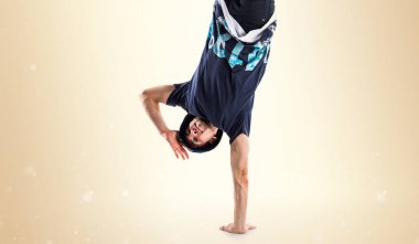 Sokak dansı üzerinde koyu sarı arka plan dans erkek