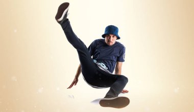 Dansçı adam koyu sarı zemin üzerine