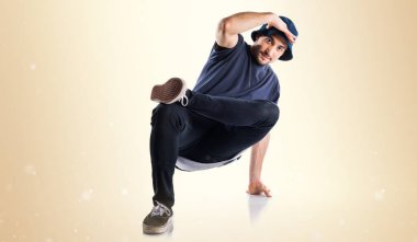 Koyu sarı zemin üzerine kentsel dansçı