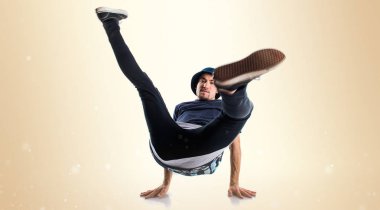 Sokak dansı üzerinde koyu sarı arka plan dans erkek