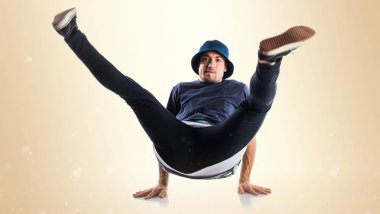 Sokak dansı üzerinde koyu sarı arka plan dans erkek