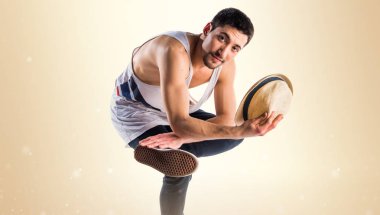 Koyu sarı zemin üzerine kentsel dansçı