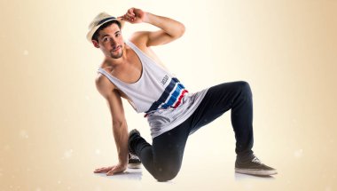 Sokak dansı üzerinde koyu sarı arka plan dans erkek